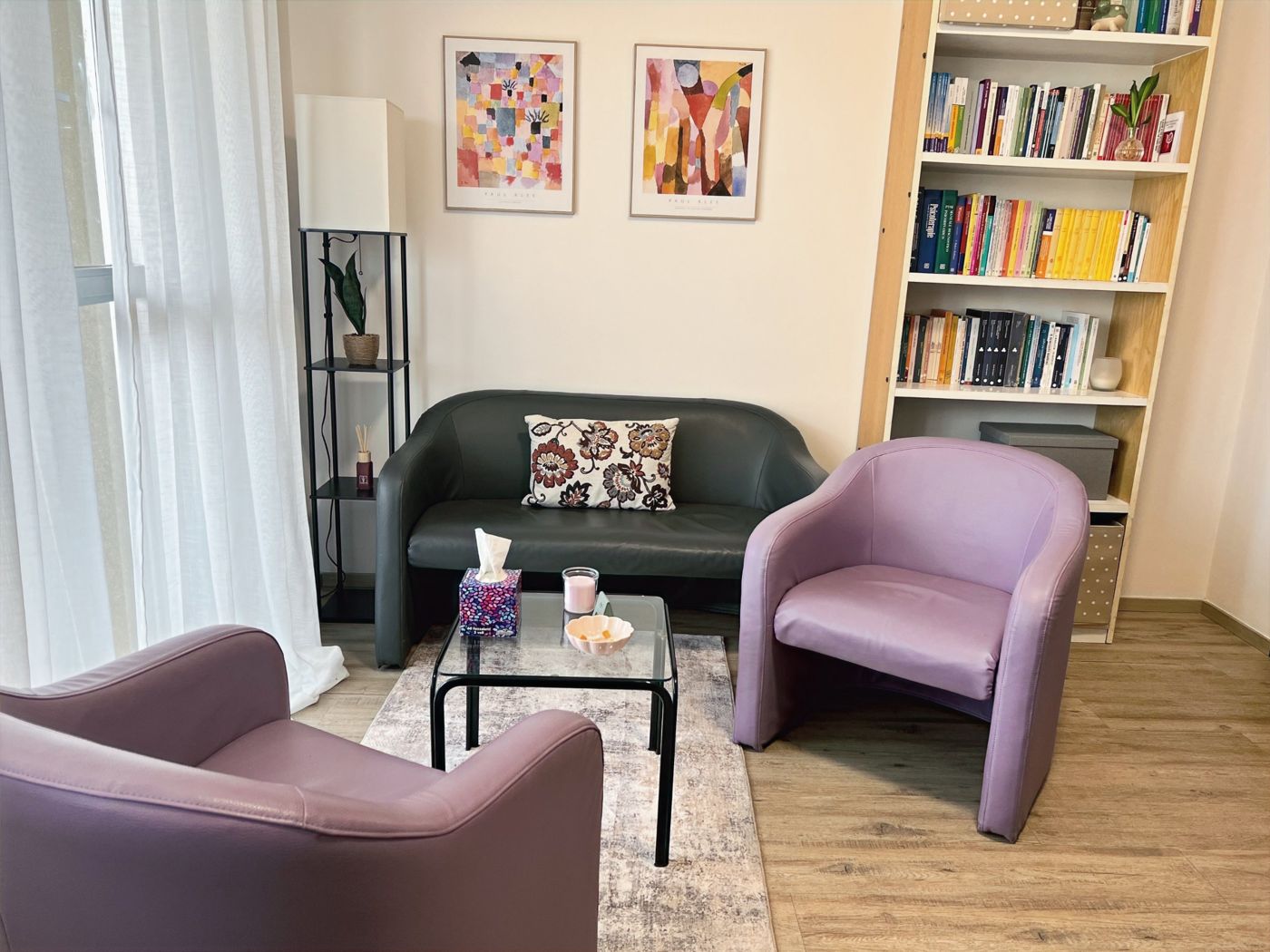 Lo studio di psicoterapia a Prato: poltrone, divano e libreria